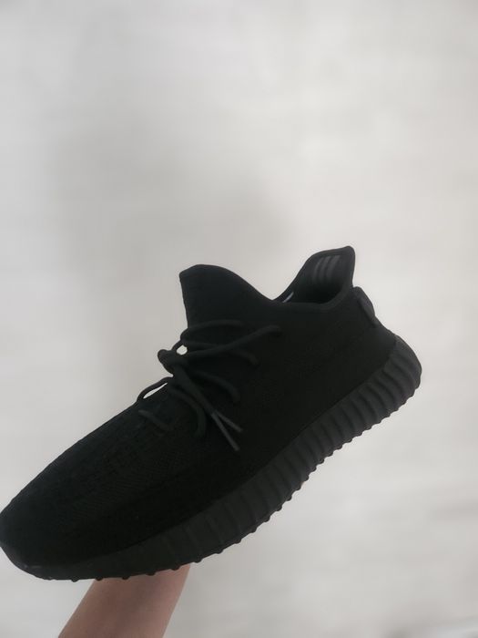 Vand yeezy 350 negri