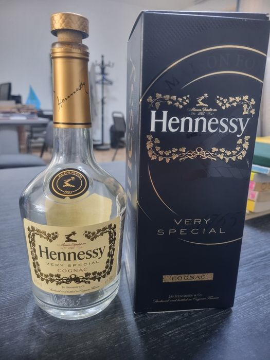 Продам бутылку Хеннеси 0,5 л с коробкой. Без повреждений