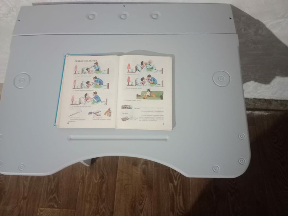 Продам детскую парту.