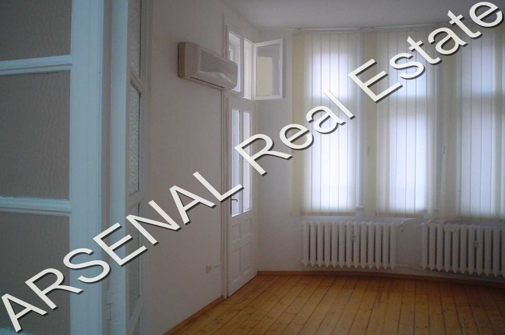 Дава се под наем Етаж от къща в София, Център - 225 кв.м за 2200 € - Снимка #2