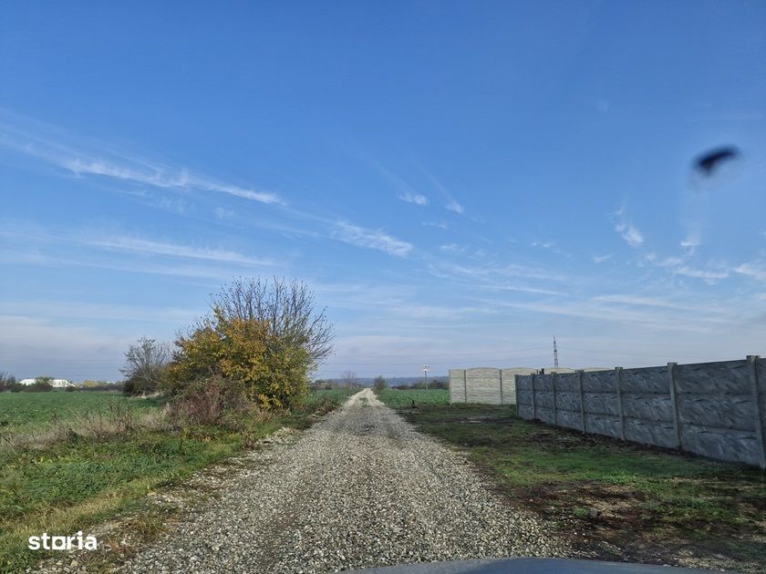 Teren langa case cu utilitati, lac la 300 metri,700 mp, 38500 euro