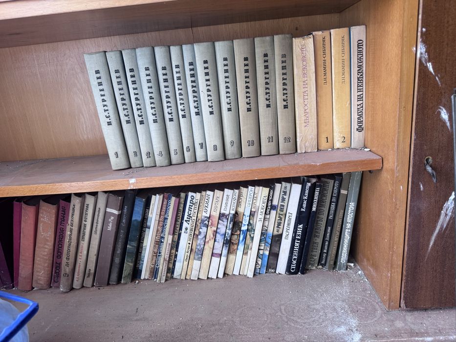 Продавам  стари  книги на едро