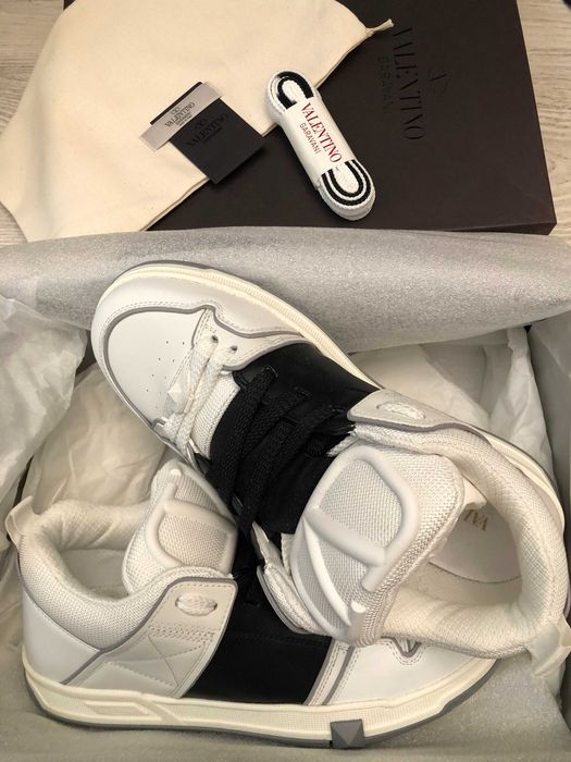 Valentino Garavani new model 41 oversize, full box, retail 850 euro