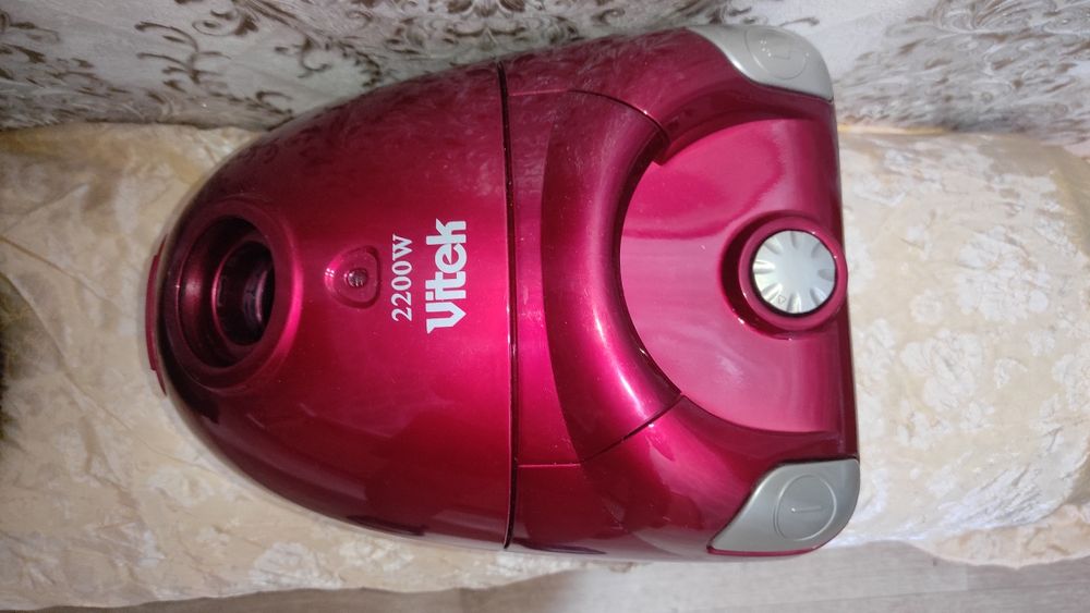 Продается пылесос Vitek VT-1081