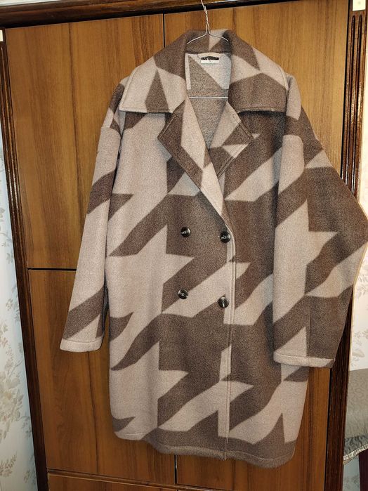 Vand cardigan marimea L,maro cu model geometric.