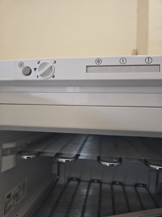 Вертикален фризер Wasco 222 л, работещ, с леки външни забележки