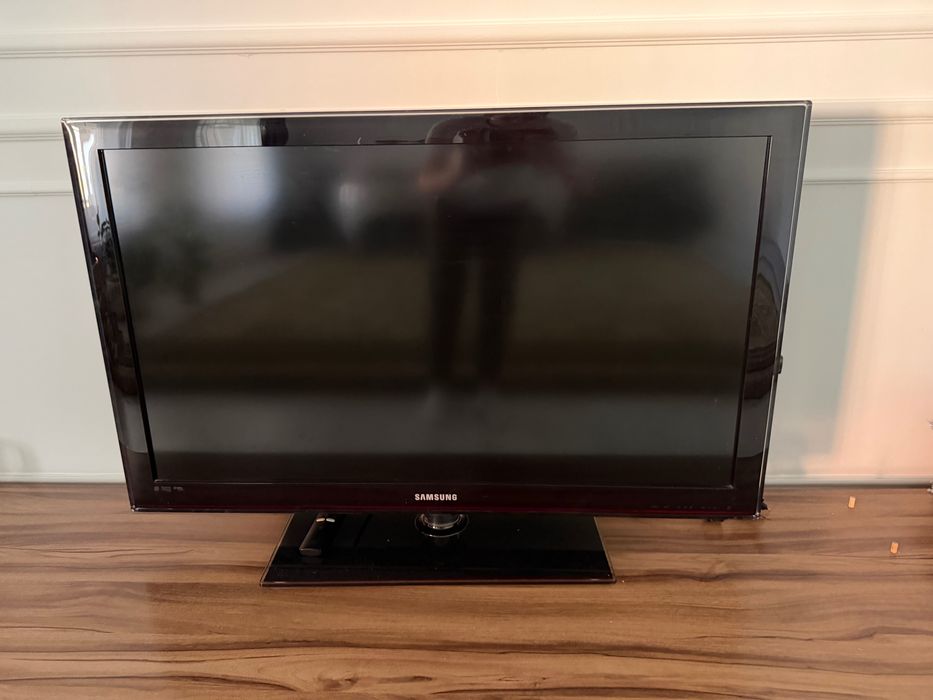 Продается холодильник,телевизор,комод