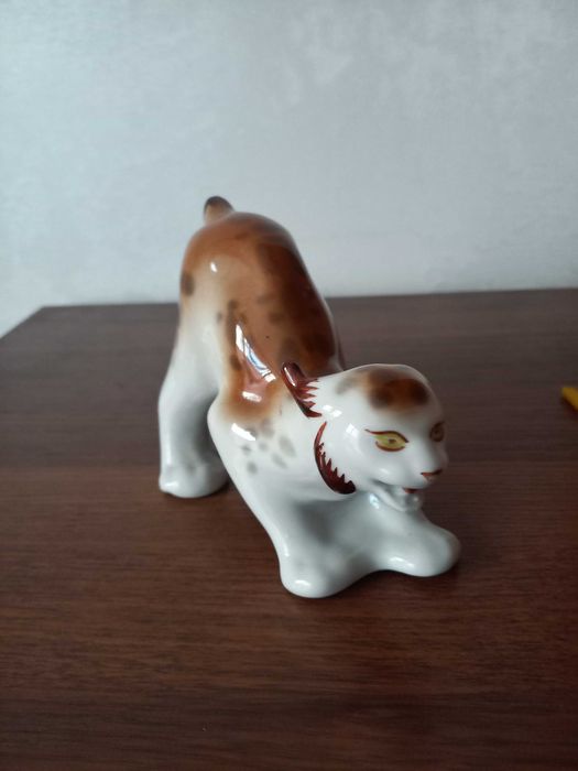 Продам статуэтки: ангелы, барс.