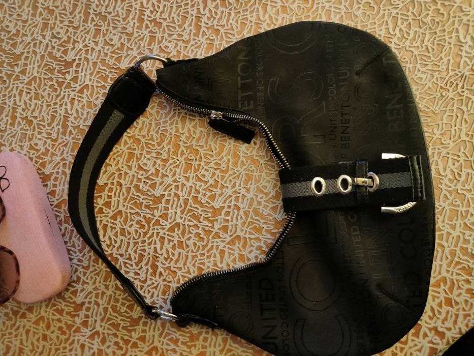 Малка черна чантичка Benetton