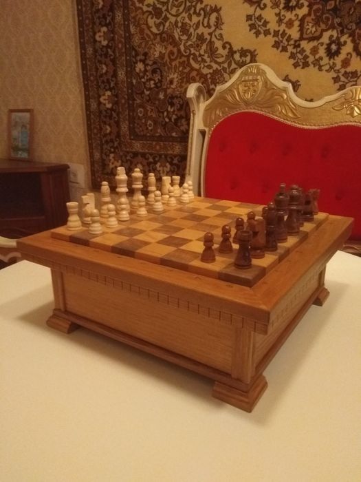 Столик для игры в шахматы ,шашки