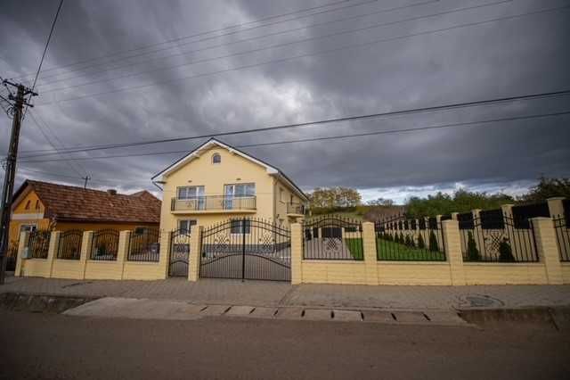 CASĂ DE ÎNCHIRIAT – TIUR-BLAJ, JUDEȚUL ALBA. Casă moderna si spațioasă, suprafață 300 mp, 2 sufragerii, 3 dormitoare, 3 bai. Toate utilitatile.