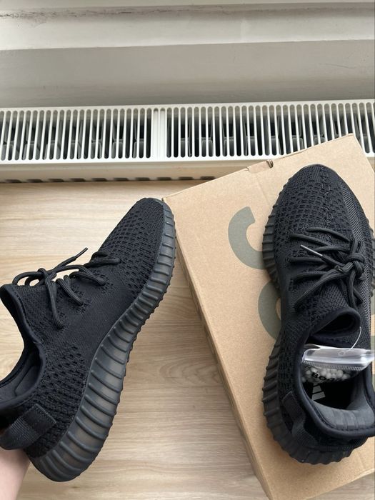 Yeezy 350 ,,V2 Onyx”-noi, nefolositi