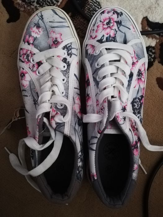 Vând teniși mar. 39