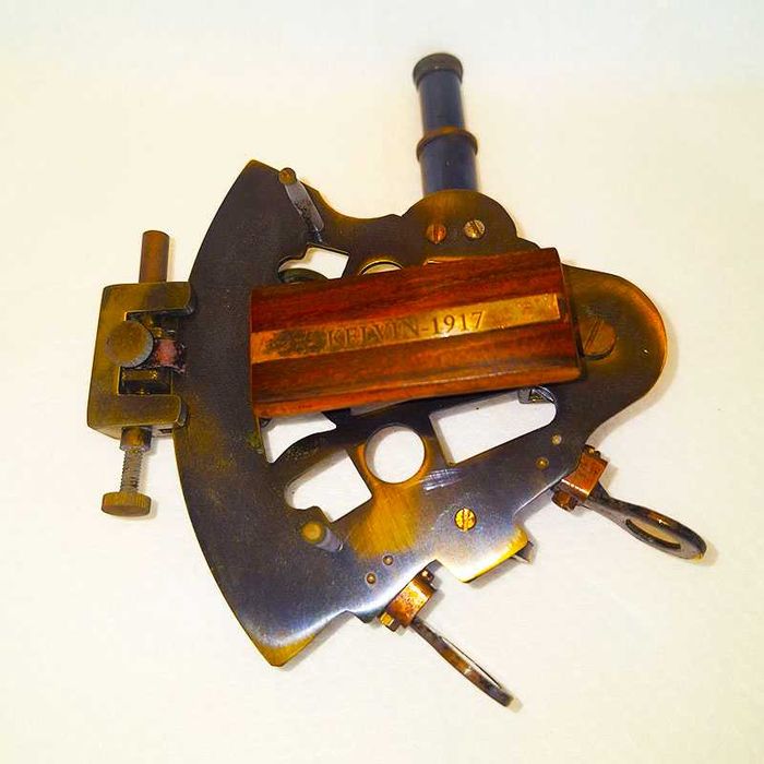 Луксозен бронзов секстант в дървена кутия