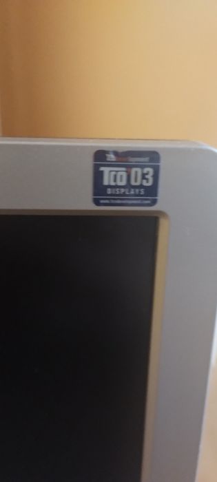 Монитор HP със стойка