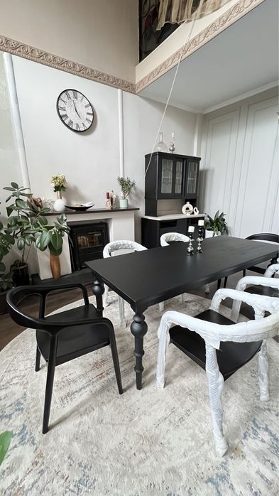 Стильный деревянный стол