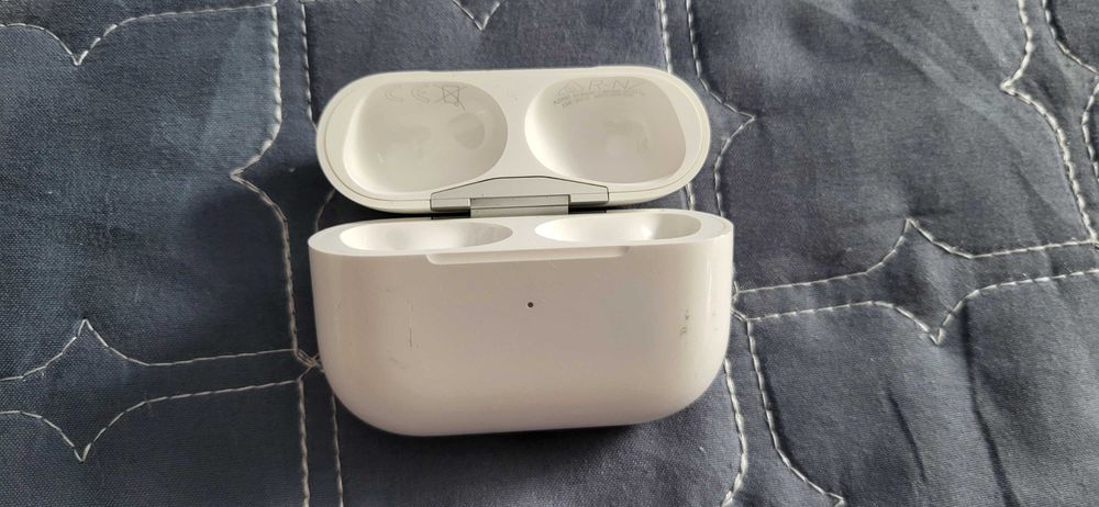 AirPods Pro de a 2-a generație A2700 cu Emc 8075  carcasa casti originala