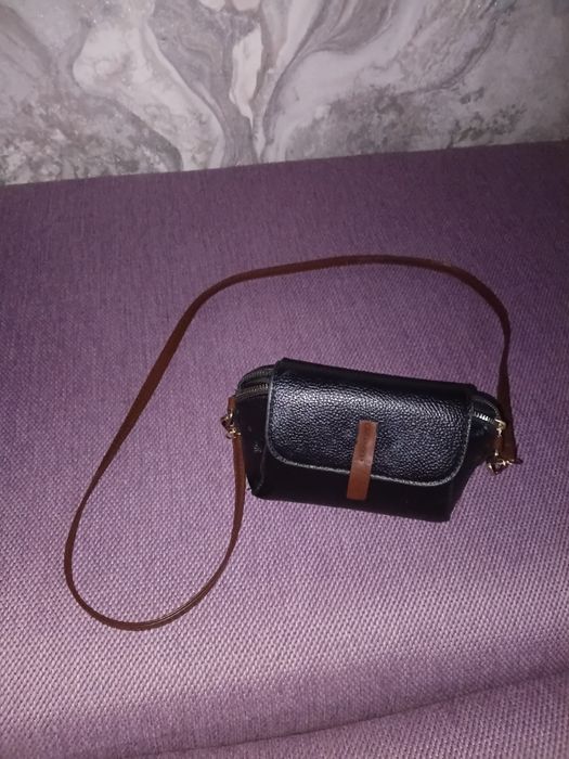 Красивая чёрная сумка с ремешком