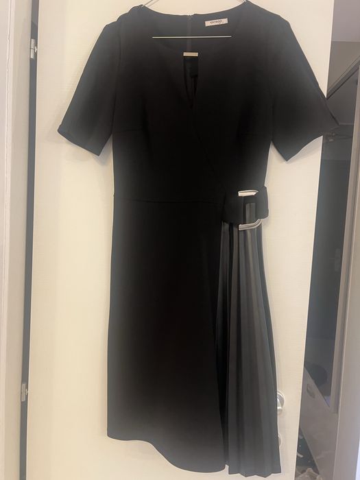 Rochie neagra birou
