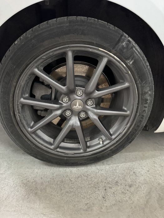 Tesla 3 r18 Жданти с гуми