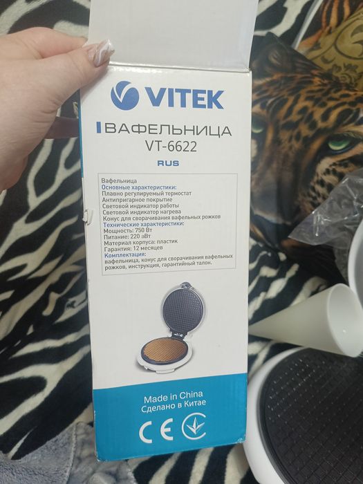 Продам новую вафельницу vitek
