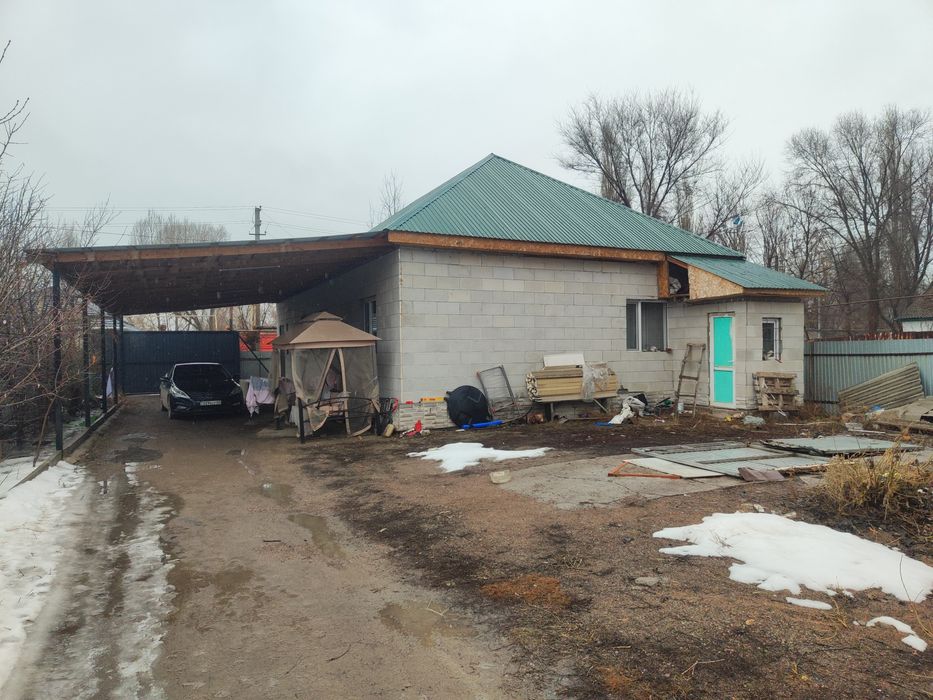 Продам два дома один двор.