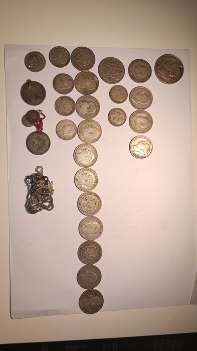 Монети, писалки и часовник.  Всичко общо  - 749 лв.