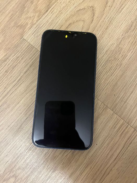 Синий IPhone 12.