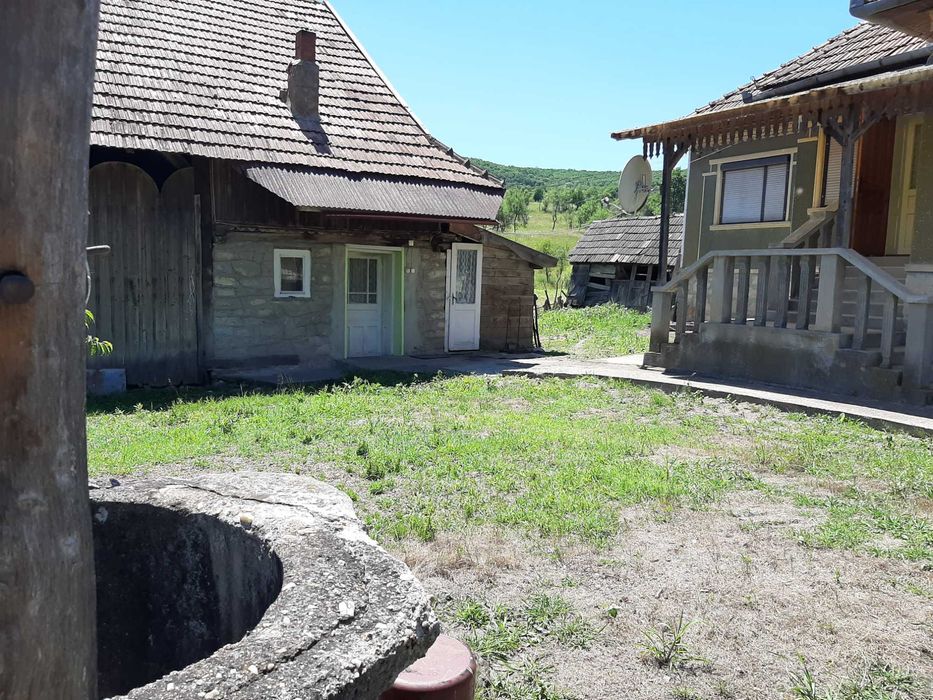 Vand Casa solida la tara 100 mp utili cu anexe 100 mp si teren 4000 mp