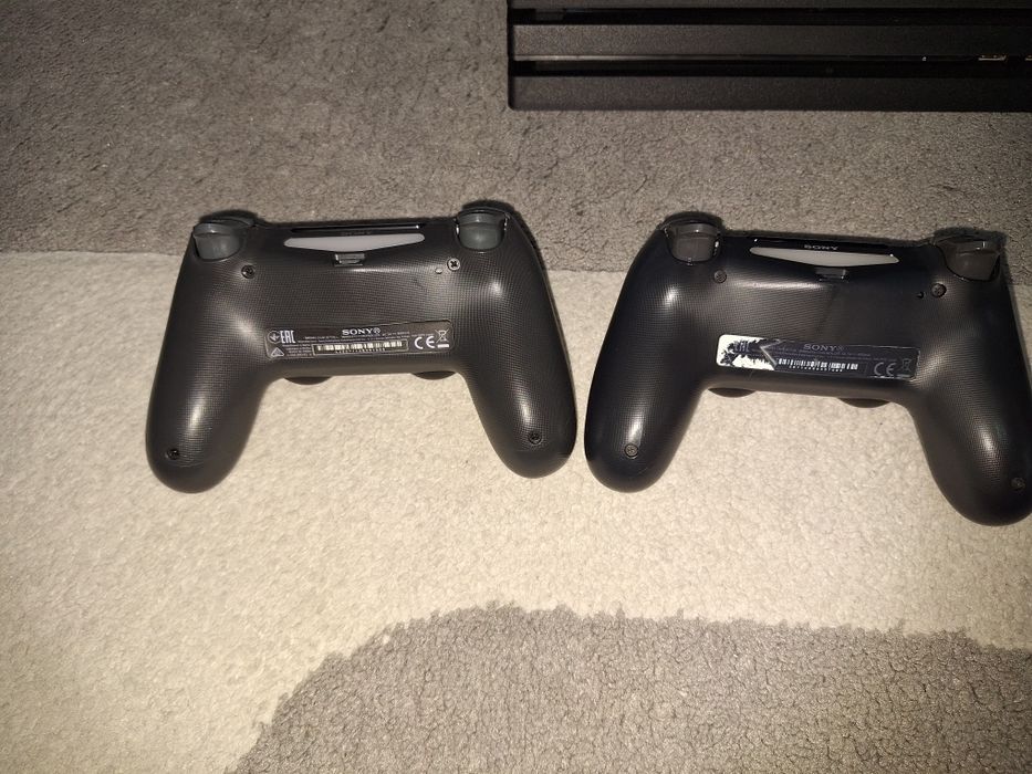 Sony playstation PS4 Pro 1tb 2 manete