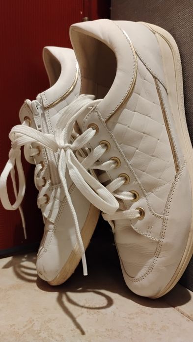 Нови дамски спортни обувки