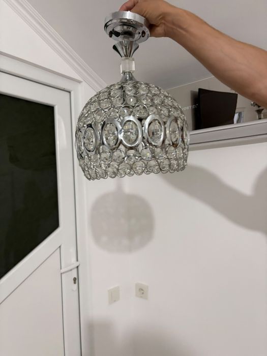 Lustre de vanzare