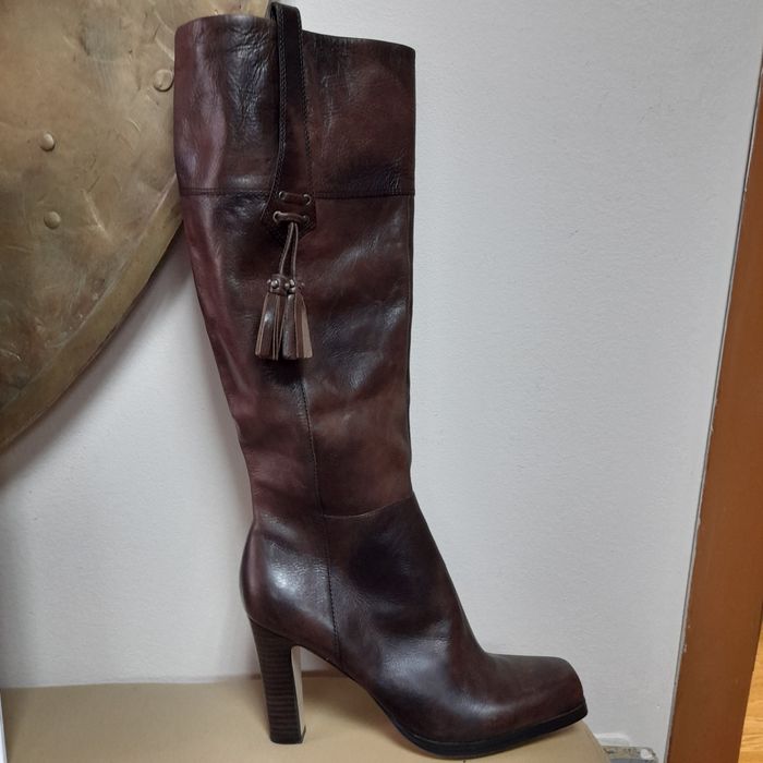 Сапоги кожаные новые на каблуке продаю.