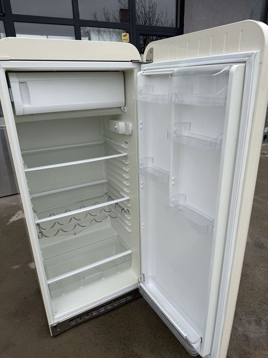 Бежов хладилник с камера SMEG