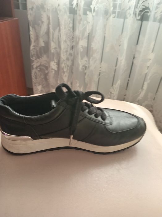 Продаются кроссовки женские