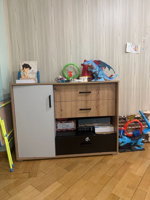 Шкаф невысокий- комод