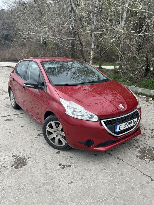Продавам Пежо 208