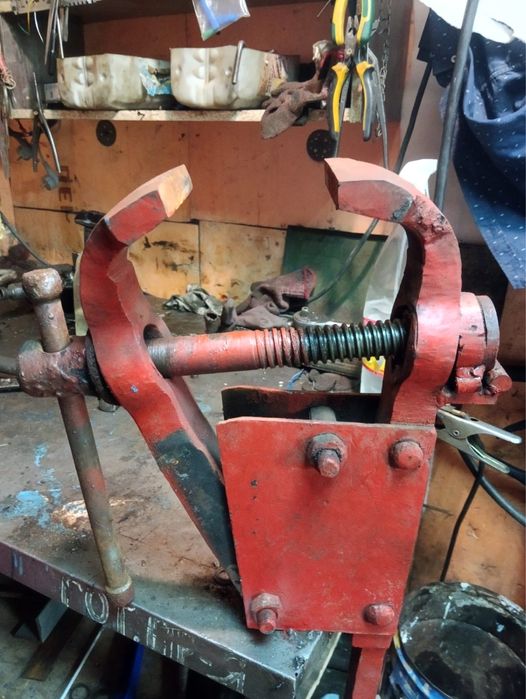 Продам кузнечные тиски