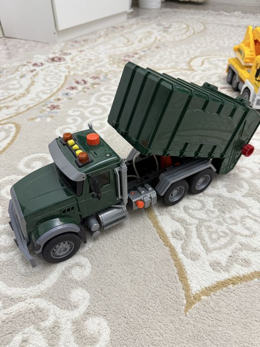 Продам машинку мусоровоз 3500