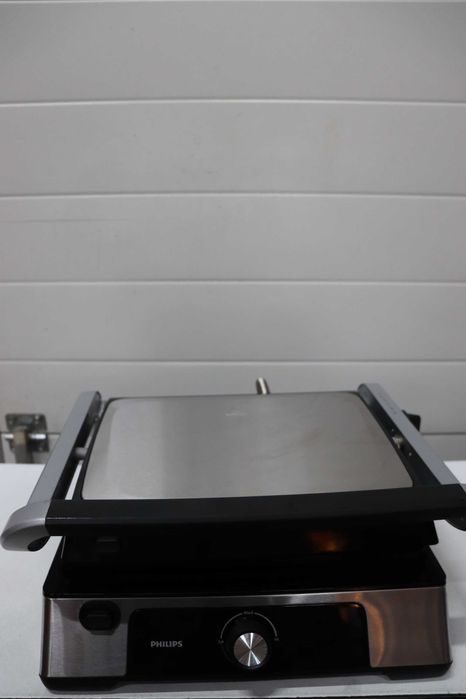Контактна скара Philips - Регулируема температура 60°C - 200°C. Голяма повърхност за готвене и висока мощност. Подвижни незалепващи плочи  (HD6301/90)