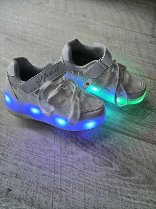 Светещи маратонки с колелца размер 33