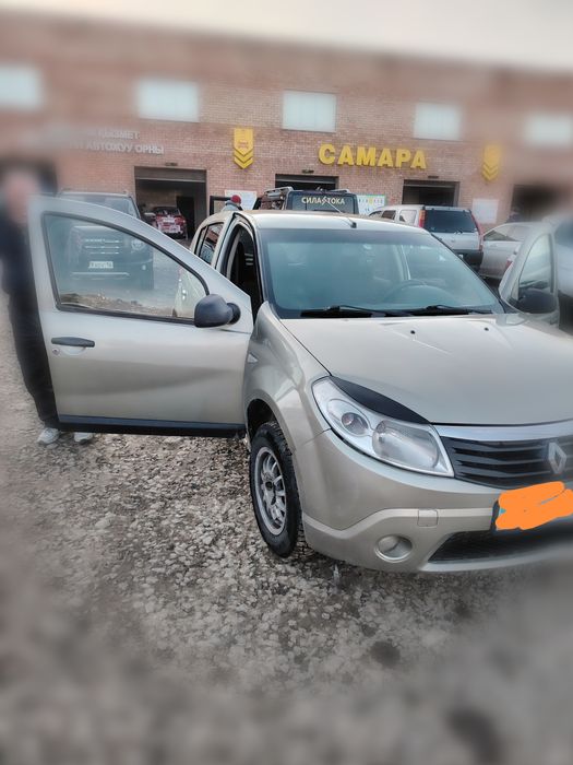 Машина Renault Sandero