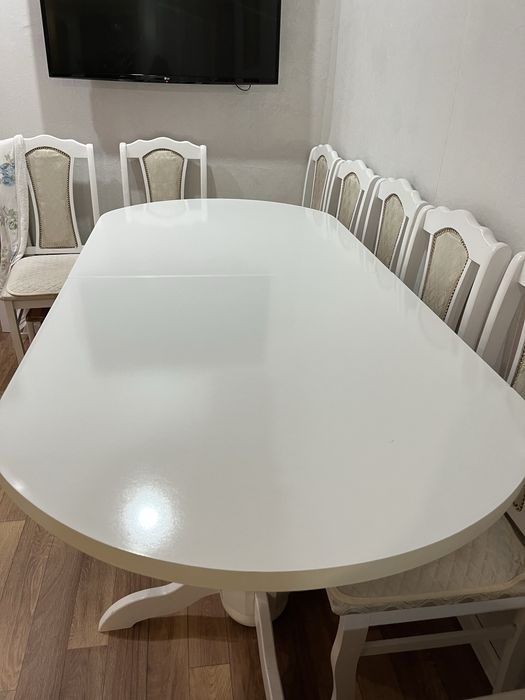 Стол белый овальный для гостиной