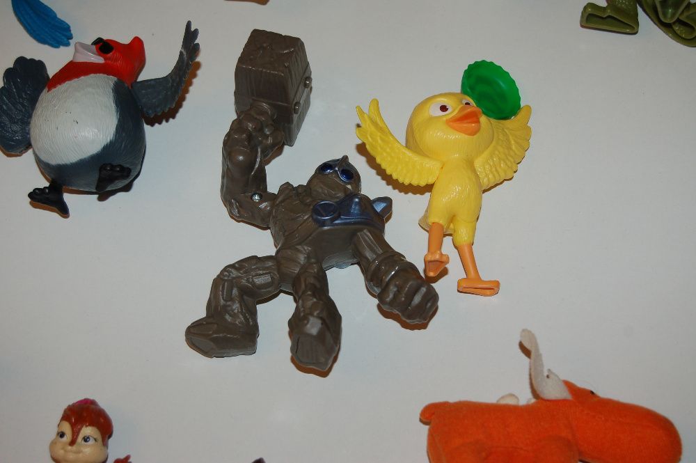 Lot 23 jucarii Mc Donald si ou Kinder