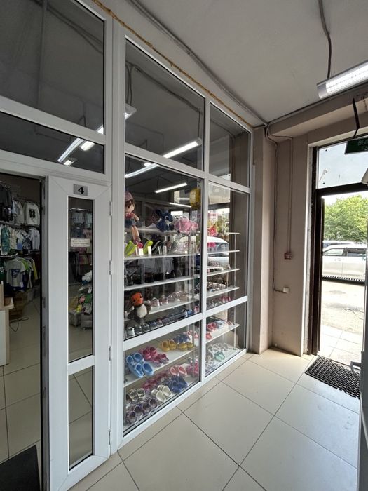 Торговые витрины для магазина / островка