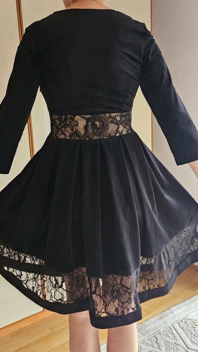 rochie neagră cu mâneci trei-sferturi, cu inserții de dantelă