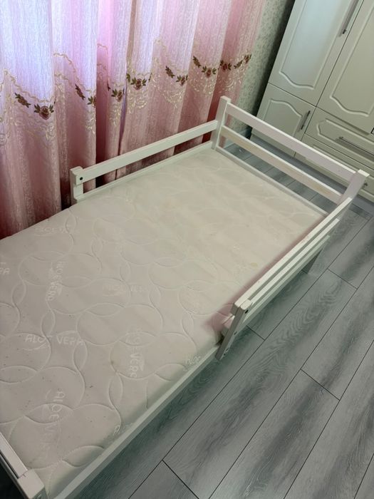 Продам детскую кровать с матрасом