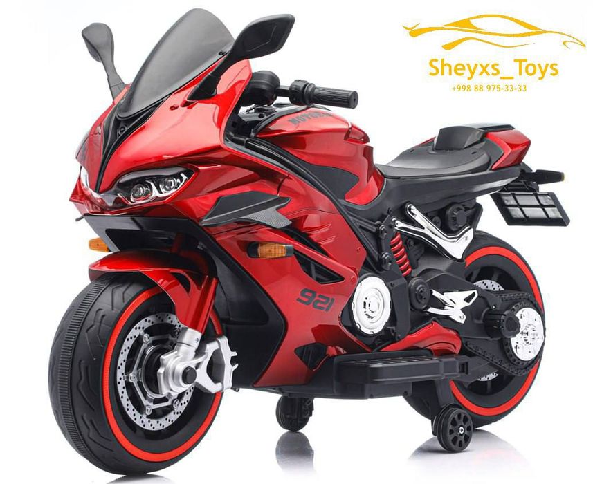 Ёруғлик чиқарадиган ғилдраклар билан, фаралари ва орқа чироқлари ёруғл