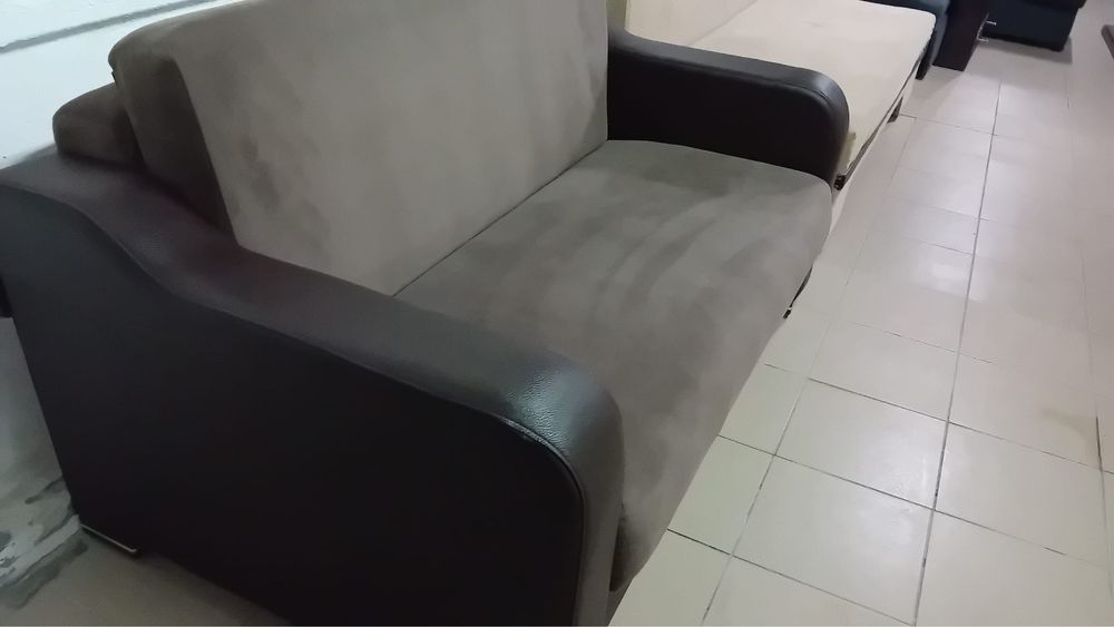 Canapea extensibila cu loc pentru haine