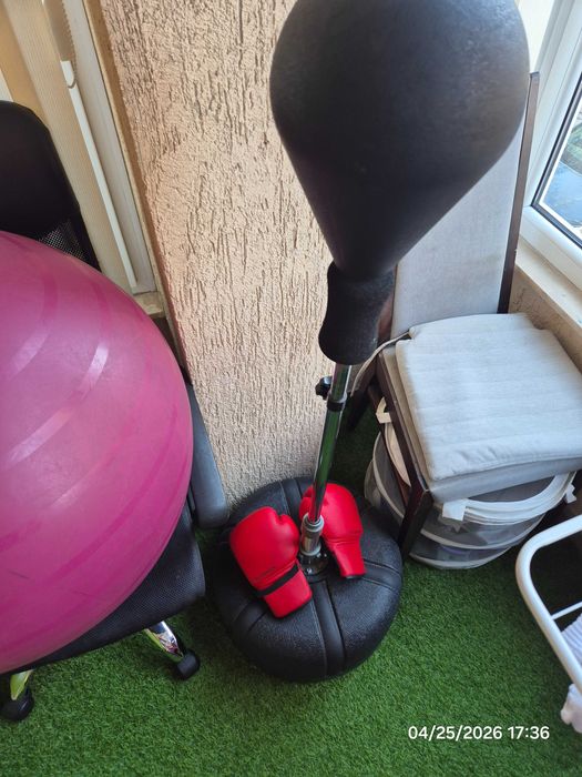 Боксова круша и боксови ръкавици дете